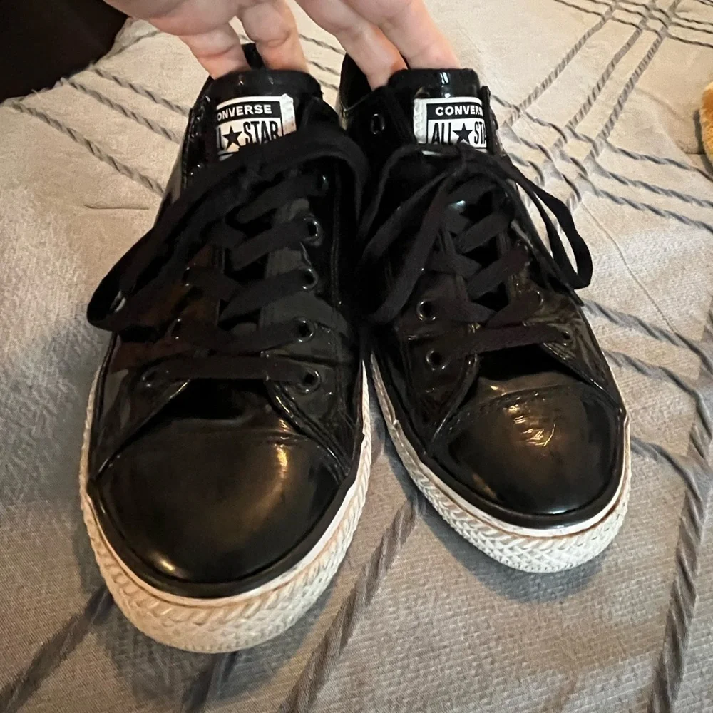 Youth size 4.5 shiny converse All Star tennis shoes sneakers good condition
